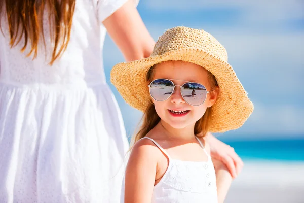 Entzückendes kleines Mädchen im Urlaub — Stockfoto