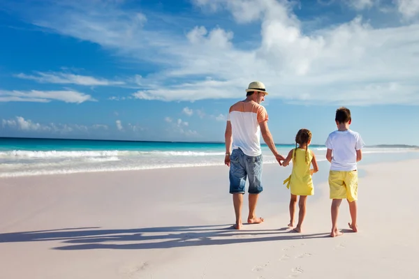 Отец с детьми на пляже — стоковое фото