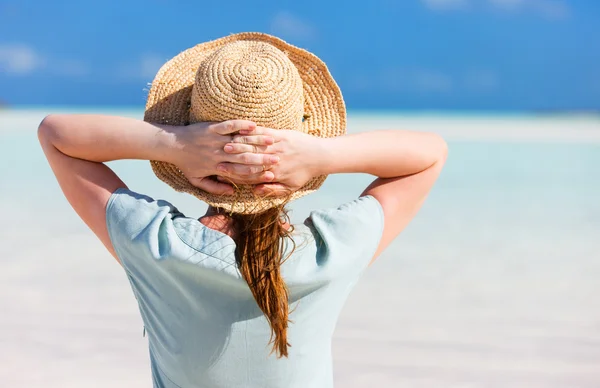 Junge Frau am Strand — Stockfoto