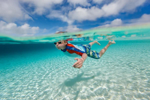 水中で泳ぐ少年 — ストック写真