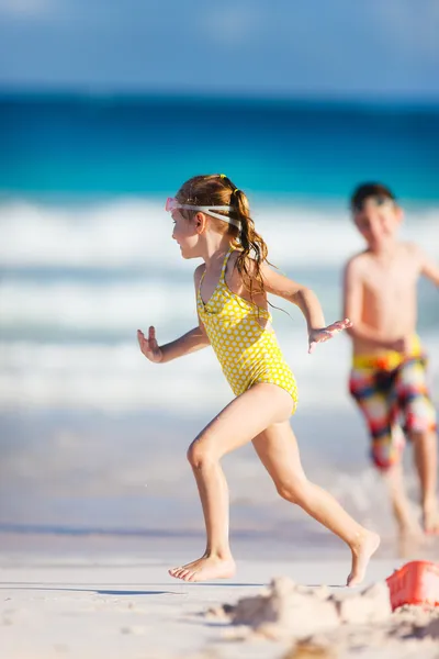 Dwoje dzieci na plaży — Zdjęcie stockowe