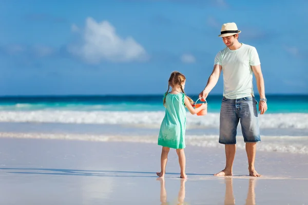 Pai e filha em uma praia — Fotografia de Stock