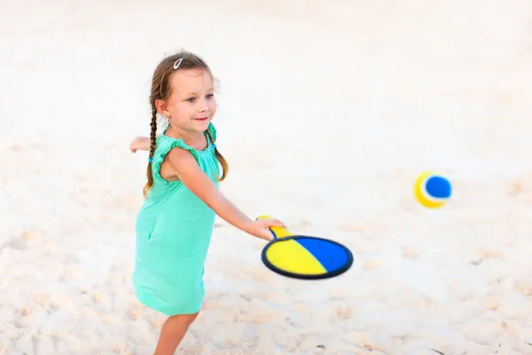 Liten flicka spela beachtennis — Stockfoto