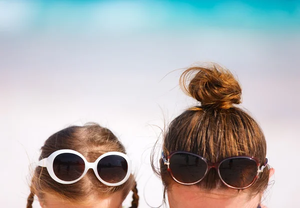 Mutter und Tochter am Strand — Stockfoto