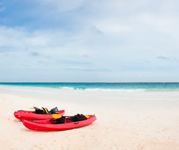 Kajaks op strand — Stockfoto