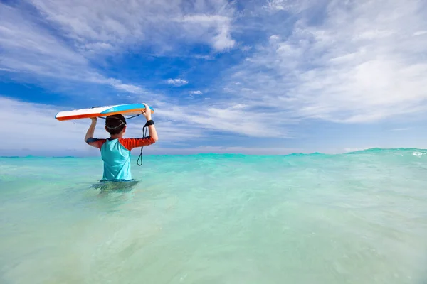 Garçon avec boogie board — Photo