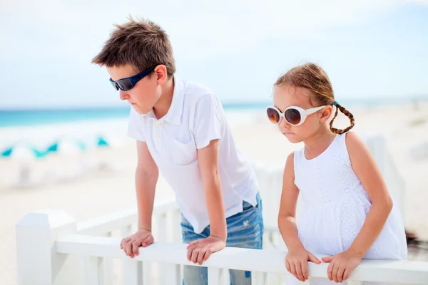 Twee kinderen op strand — Stockfoto