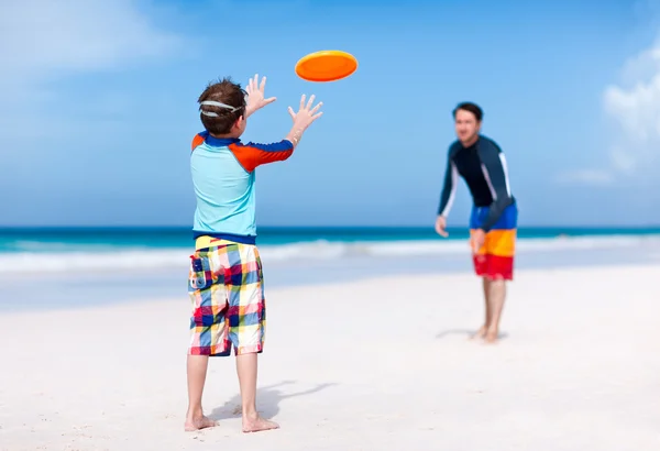 Vader en zoon spelen frisbee — Stockfoto