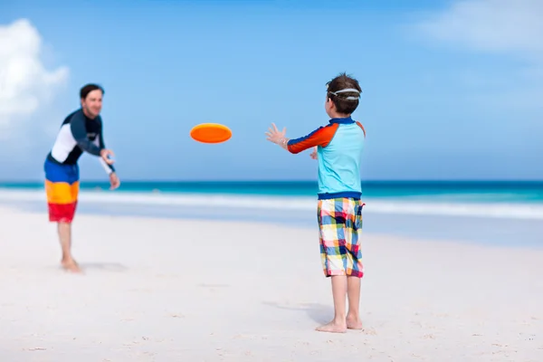 Far och son spela frisbee — Stockfoto