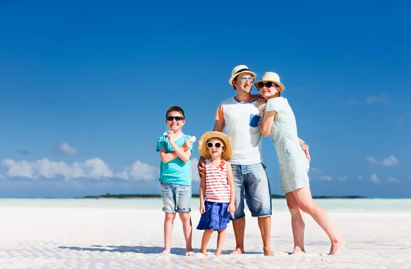 Familie im Sommerurlaub — Stockfoto