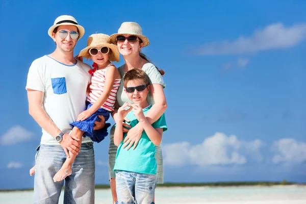 Familie im Sommerurlaub — Stockfoto