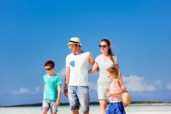 Familie im Sommerurlaub — Stockfoto