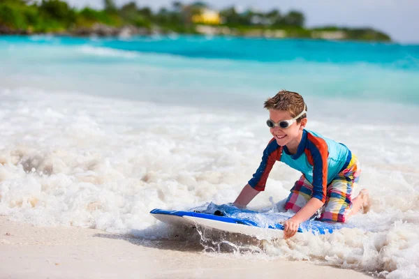 Menino nadando no boogie board — Fotografia de Stock