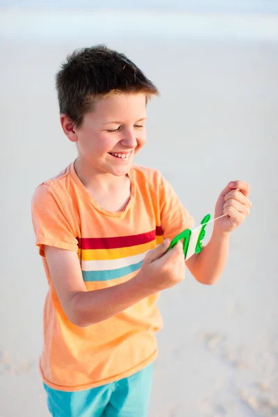 Menino voando um papagaio — Fotografia de Stock