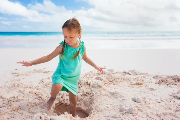 Kleines Mädchen im Urlaub — Stockfoto