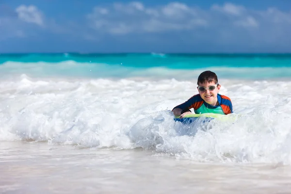 Menino nadando no boogie board — Fotografia de Stock
