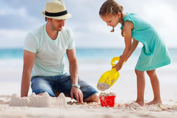 Vader en dochter op strand — Stockfoto