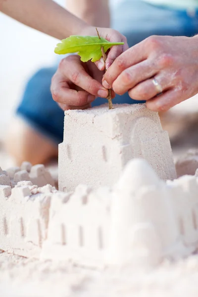 Fechar a construção do castelo de areia — Fotografia de Stock