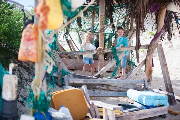 Barnen att utforska beach hut — Stockfoto