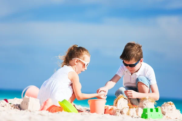 Dos niños en la playa — Foto de Stock