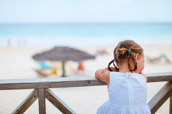 Lilla tjej njuter strandutsikt — Stockfoto