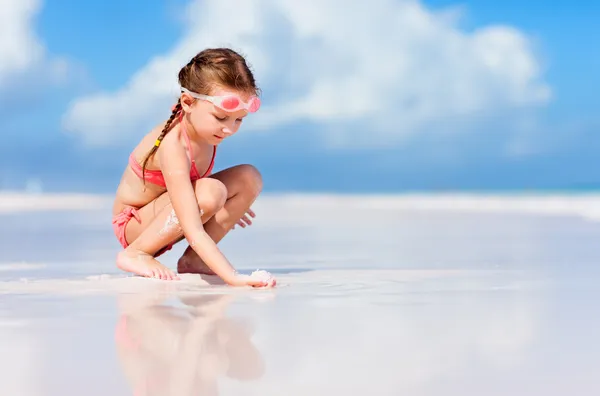 Adorável menina na praia — Fotografia de Stock