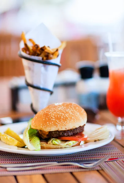 Hamburger e patate fritte — Foto Stock