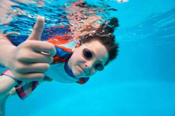 Chłopiec pływa pod wodą — Zdjęcie stockowe