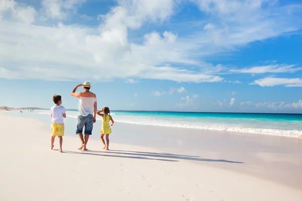 해변에서 아이 들과 함께 아버지 — 스톡 사진
