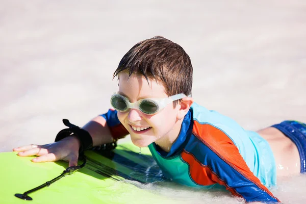 Pojke simning på boogie board — Stockfoto