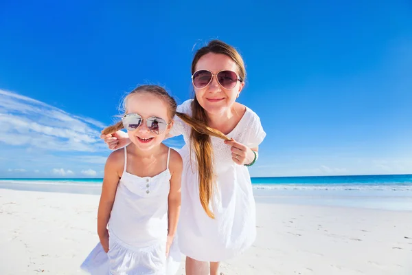 Mãe e filha de férias — Fotografia de Stock