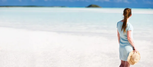 Junge Frau am Strand — Stockfoto