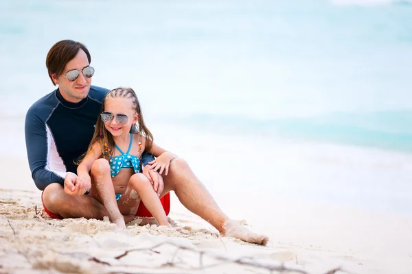 Pai e filha na praia — Fotografia de Stock