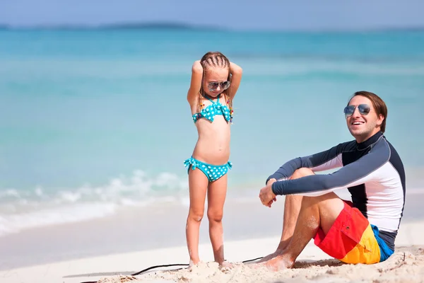 Far och dotter på stranden — Stockfoto