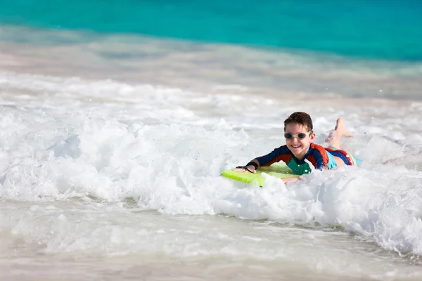 Pojke simning på boogie board — Stockfoto