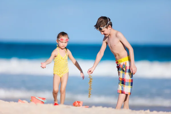 Δύο παιδιά που παίζουν με άμμο — Φωτογραφία Αρχείου