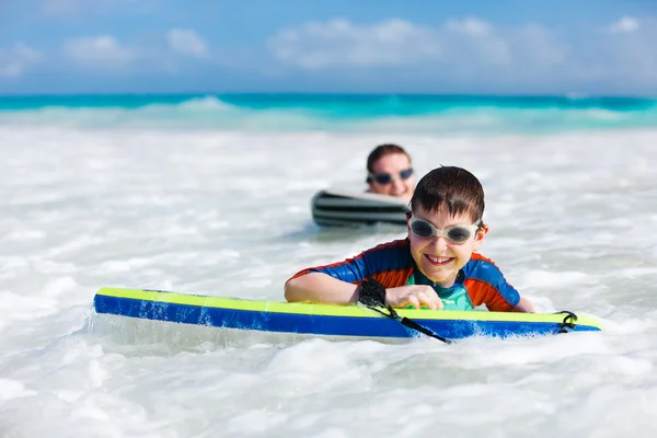 Madre e hijo surfeando — Foto de Stock