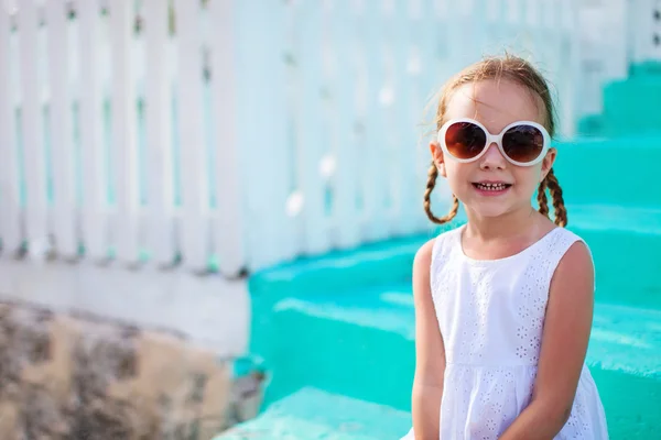 Petite fille en plein air — Photo