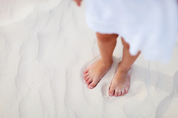 Primo piano di ragazza in piedi sulla spiaggia — Foto Stock