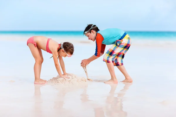 Två barn som leker med sand — Stockfoto