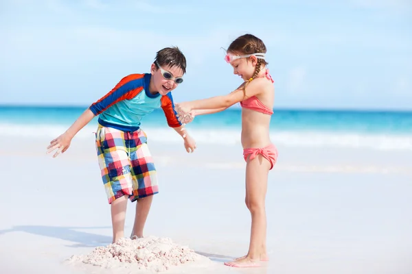 Due bambini che giocano con la sabbia — Stockfoto