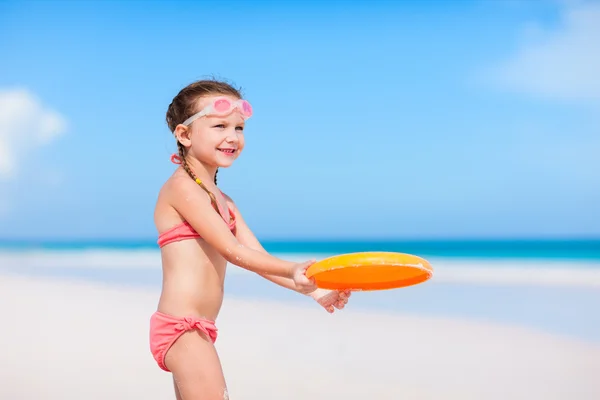 Liten flicka spela frisbee — Stockfoto