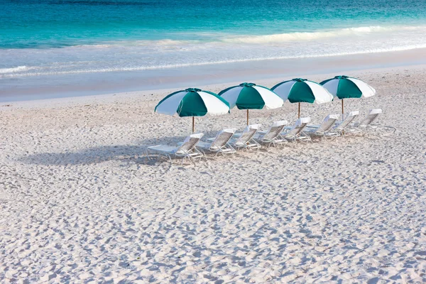 Тропічний пляж з парасольками — стокове фото