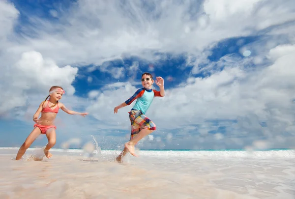 Les enfants s'amusent à la plage — Photo