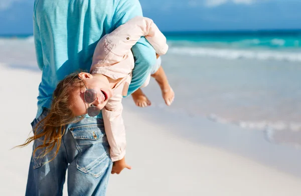 Pai e filha na praia — Fotografia de Stock