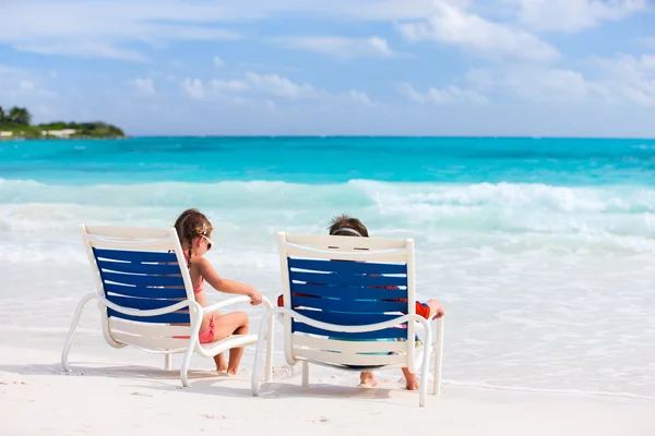 Niños en la playa — Foto de Stock