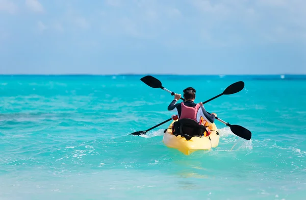 Father and son kayaking — Stock Photo, Image