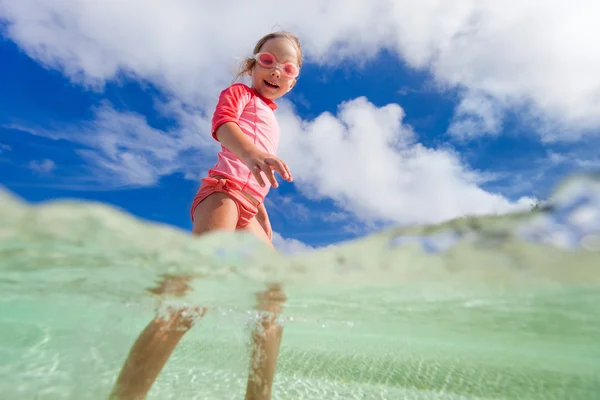 Schattig klein meisje op vakantie — Stockfoto