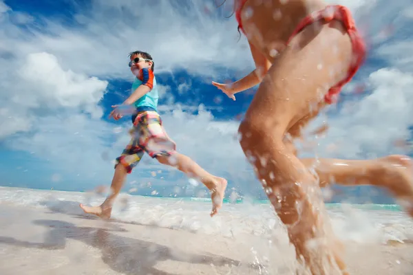 Kinderen plezier op strand — Stockfoto