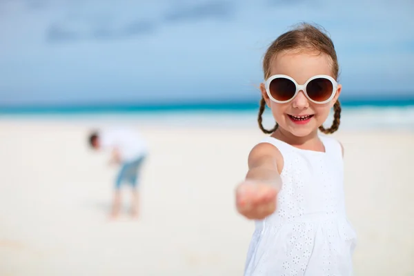 Entzückendes kleines Mädchen am Strand — Stockfoto